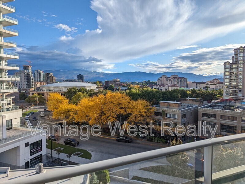 1151 Sunset Dr in Kelowna, BC - Building Photo