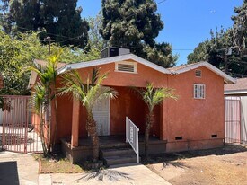 7805 Whitsett Ave in Los Angeles, CA - Building Photo