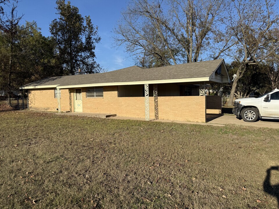 910 W Lennon Dr in Emory, TX - Building Photo