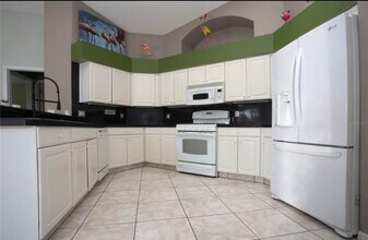 18118 Sweet Jasmine Dr in Tampa, FL - Foto de edificio - Building Photo