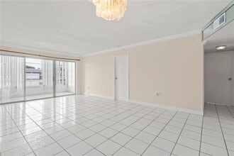 8350 Sands Point Blvd, Unit E309 in Tamarac, FL - Building Photo - Building Photo