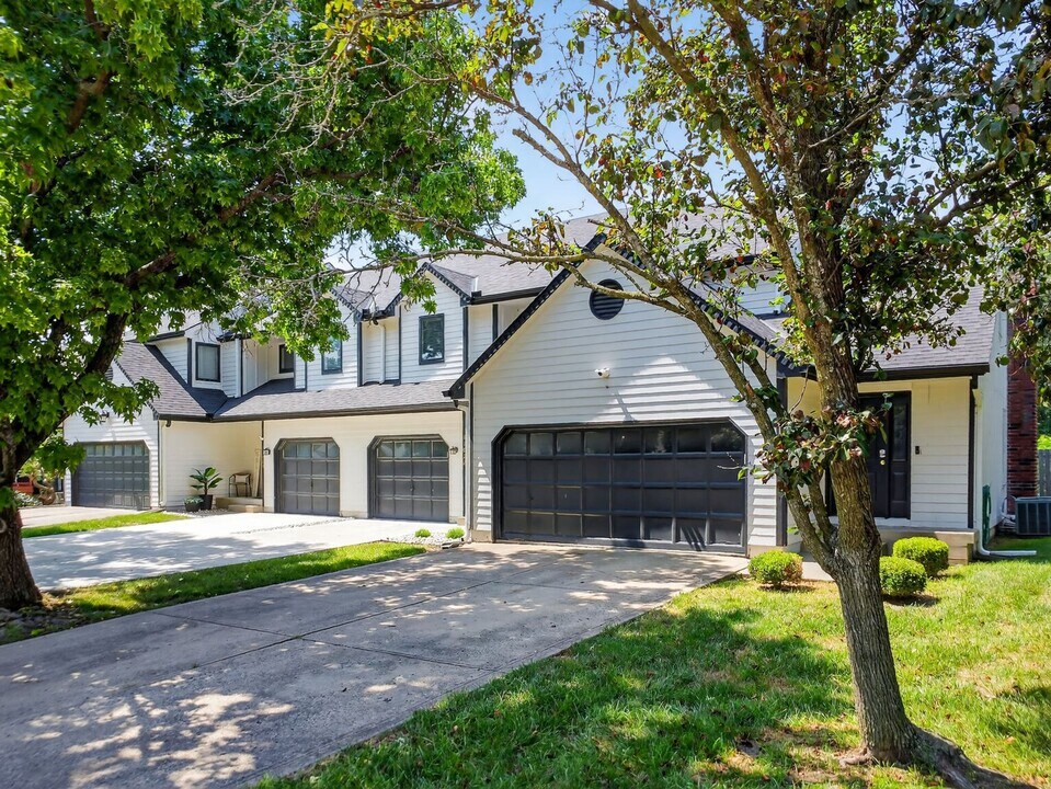 11622 Bluejacket St in Overland Park, KS - Foto de edificio