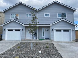 1014 Peach Rd in Winlock, WA - Building Photo