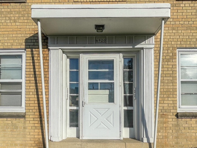 6920 W Center St in Milwaukee, WI - Building Photo - Building Photo