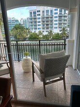 3135 NE 184th St in North Miami Beach, FL - Foto de edificio - Building Photo