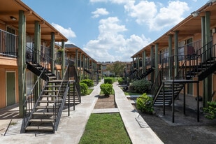 Cedar Branch Apartments in Houston, TX - Building Photo