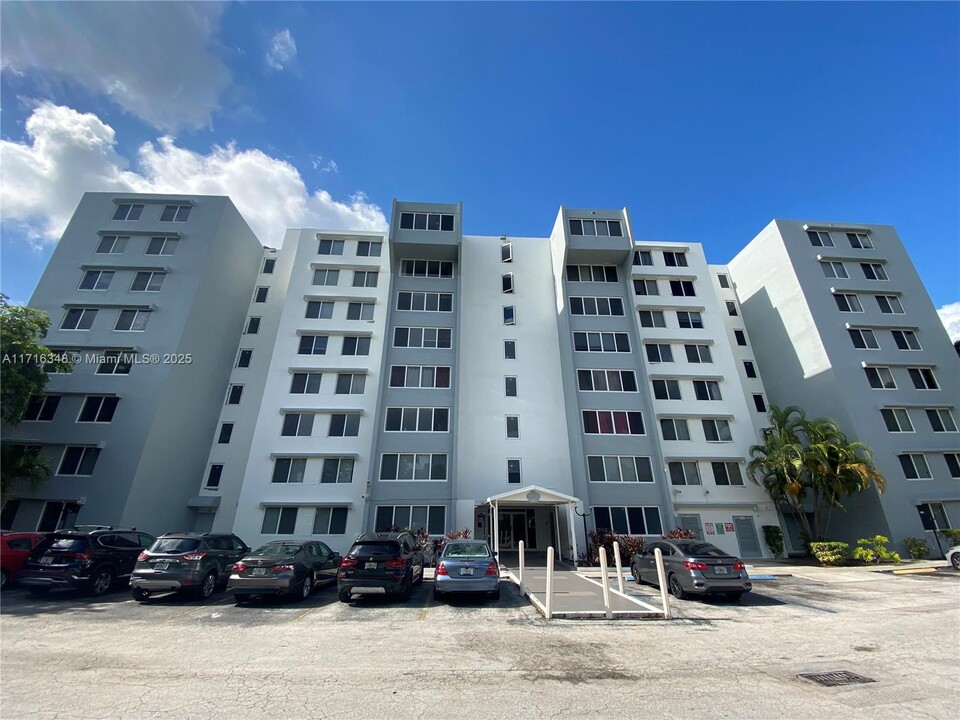 9143 SW 77th Ave in Miami, FL - Building Photo