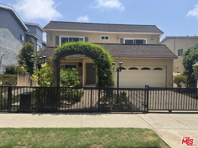 property at 2914 Arizona Ave