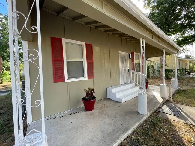 211 E Fest St in San Antonio, TX - Building Photo - Building Photo