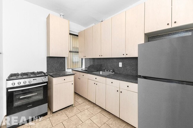 property at 142 S 9th St