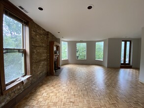 325 W Wisconsin St, Unit 2W in Chicago, IL - Building Photo - Building Photo