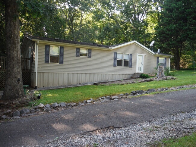 127 John Lewis Dr in Six Mile, SC - Building Photo - Building Photo
