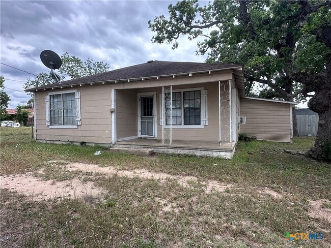 property at 921 E Courthouse St