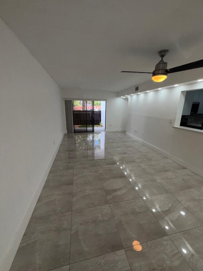 9405 Fontainebleau Blvd in Miami, FL - Building Photo - Building Photo
