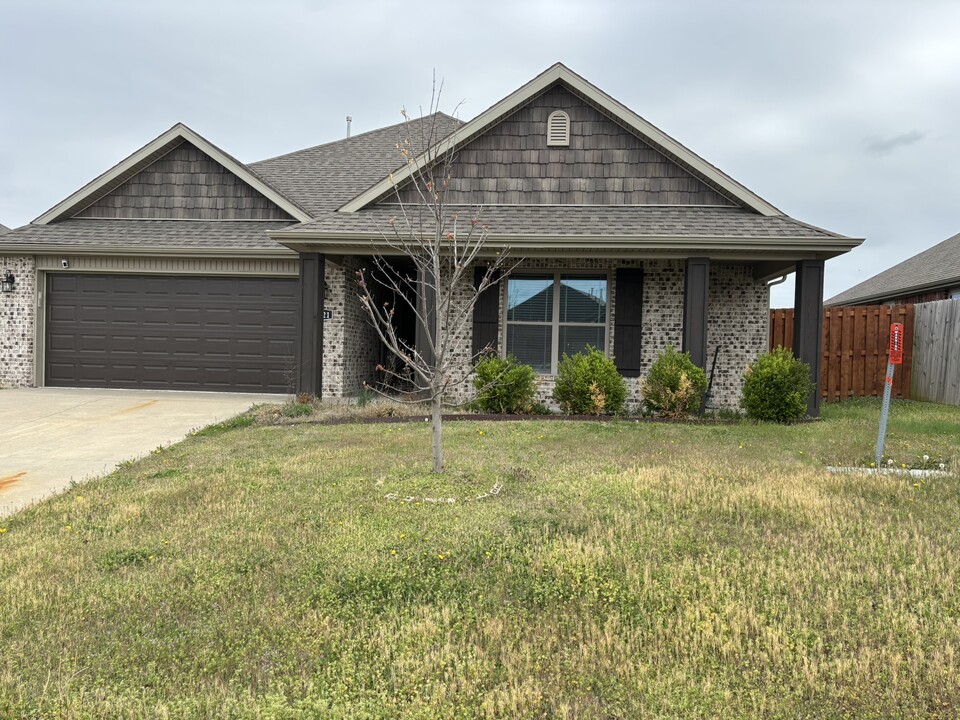 1121 Tulip St in Centerton, AR - Building Photo