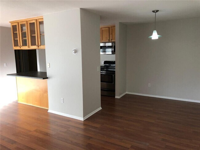 4130 Rahn Rd-Unit -121 in Eagan, MN - Foto de edificio - Building Photo