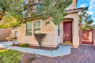 11201 Crosseto Dr in Las Vegas, NV - Building Photo - Building Photo