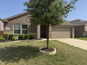 929 Alton Dr in Aubrey, TX - Building Photo - Building Photo