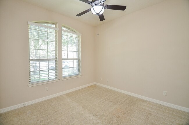 27914 Hunters Rock Ln