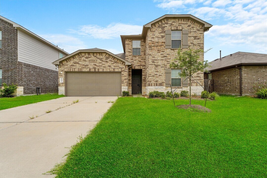 21143 Waze Lewis Dr in Roman Forest, TX - Building Photo