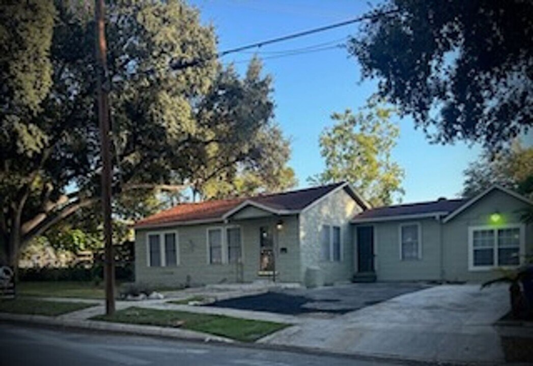 604 W Hollywood Ave-Unit -UNIT 1 in San Antonio, TX - Foto de edificio