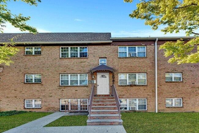 141 College Dr in Edison, NJ - Building Photo - Building Photo