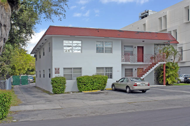 4227 NW 5th St in Miami, FL - Foto de edificio - Building Photo