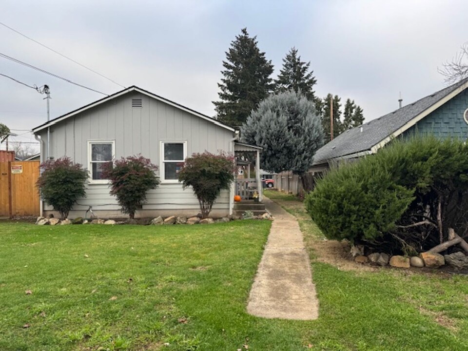 518 Alberts St in Medford, OR - Building Photo