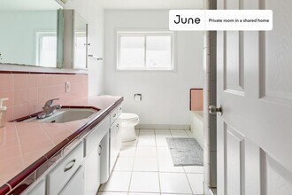 Room in Shared 7 bed/3 bath home in San Diego, CA - Foto de edificio - Building Photo