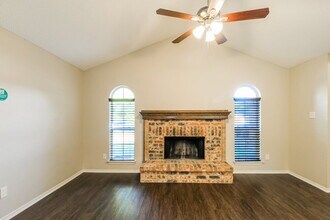 4217 Glen Hollow Cir in Arlington, TX - Foto de edificio - Building Photo