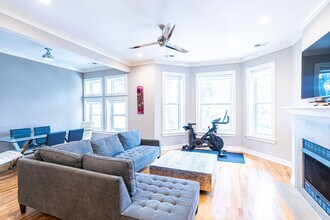 3432 S Giles Ave, Unit 3s in Chicago, IL - Building Photo - Building Photo