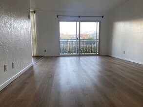 183 Del Medio Ave, Unit 210 in Mountain View, CA - Building Photo - Building Photo