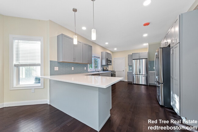 62 Bradbury Ave, Unit 1 in Medford, MA - Building Photo - Building Photo