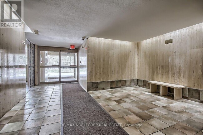 19 Four Winds Dr in Toronto, ON - Building Photo - Building Photo