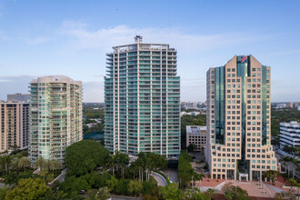 Grovenor House in Miami, FL - Foto de edificio - Building Photo