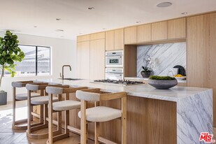 7866 Fareholm Dr in Los Angeles, CA - Building Photo