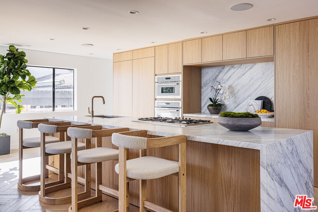 7866 Fareholm Dr in Los Angeles, CA - Building Photo