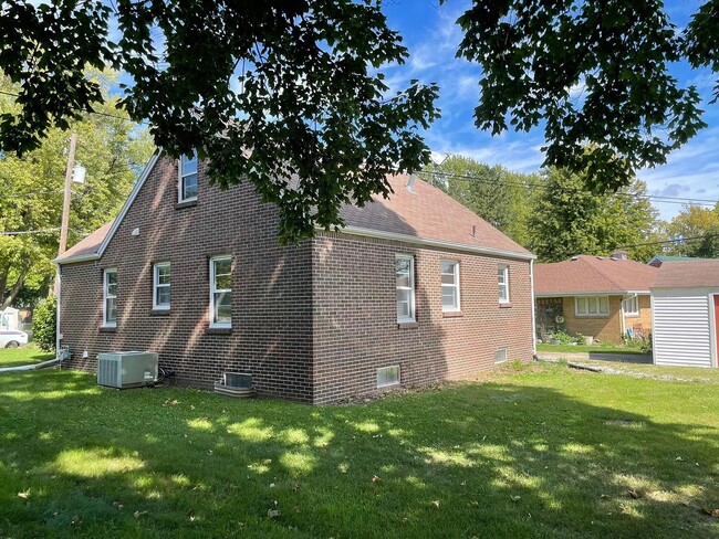 1808 Elm St in West Des Moines, IA - Building Photo - Building Photo