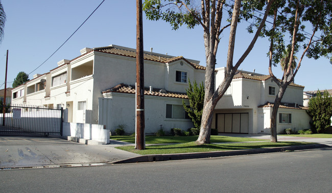 11400-11406 E 215th St in Lakewood, CA - Building Photo - Building Photo