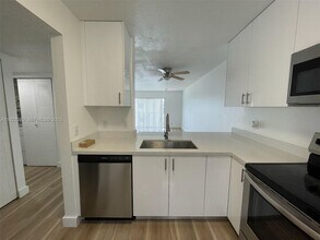 8700 N Sherman Cir in Miramar, FL - Building Photo - Building Photo