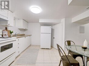 1 Worthington Crescent in Toronto, ON - Building Photo - Building Photo