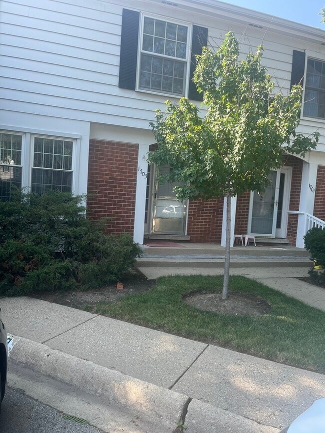 1703 Colonial Ln