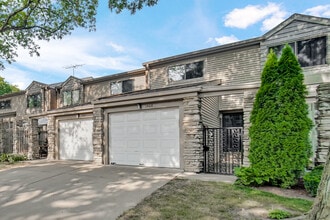 1468 N Picadilly Cir in Mount Prospect, IL - Building Photo - Building Photo
