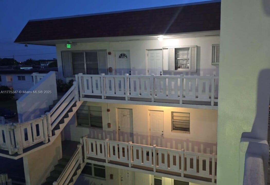 1280 NW 43rd Ave in Lauderhill, FL - Foto de edificio