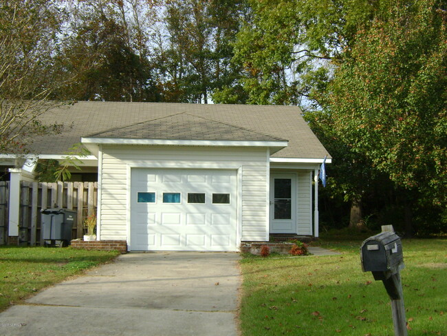 128 Highland Ct in Jacksonville, NC - Foto de edificio - Building Photo