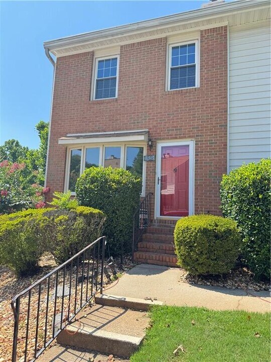 153 Holcomb Ferry Rd in Roswell, GA - Foto de edificio