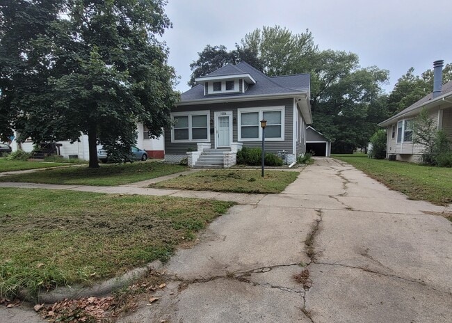 property at 1006 S 4th St
