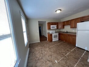 19 Whitcomb St, Unit 1L in Webster, MA - Building Photo - Building Photo