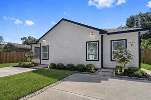 6010 Bobby Burns St in Houston, TX - Building Photo