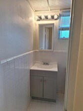 493 NW 43rd St, Unit 1 in Oakland Park, FL - Building Photo - Building Photo
